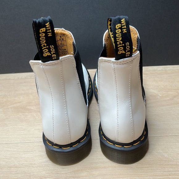DR MARTENS 2976 YELLOW STITCH SMOOTH LEATHER CHELSEA BOOTS WHITE SIZE 7 US - Picture 6 of 11